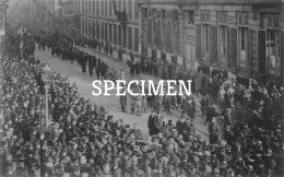 Entrée Du Roi Et Des Troupes Alliées -  Avant Le Cortège - La Cohue Rue Royale -  1918 - Bruxelles - Fêtes, événements