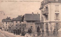 Suisse - NE - Les VERRIERES - Hôtel Terminus Et Avenue De La Gare - Voyagé 1910 (2 Scans) Stella Mathieu à Thésy Jura 39 - Les Verrières