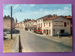 79  CPSM   BRIOUX-SUR-BOUTONNE  Grand’ Rue Et Auberge De La Boutonne    Voitures…..     Bon état - Brioux Sur Boutonne