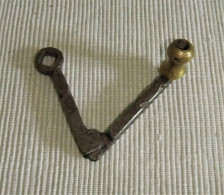 ANTIGUA LLAVE FIJA PLEGABLE DE HIERRO Y BRONCE - Ferronnerie