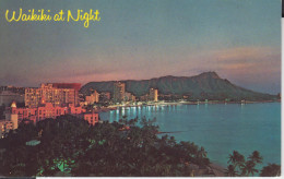 Waikiki  At Night Honolulu Hawaii USA  Baie Waikiki Beach Bâtiments éclairés Reflets Dans L'esu  Diamond Head Vintage - Honolulu