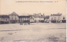 86 - MIREBEAU EN POITOU -  PLACE DE LA REPUBLIQUE - KIOSQUE A MUSIQUE - Mirebeau