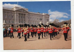 AK 141167 UNIFORM - England - London - Changing The Guard At Buckingham Palace - Uniformes