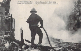 BELGIQUE - Bruxelles-Exposition - L'Incendie Des 14-15 Août 1910 - Un Pompier Arrosant Le.. - Carte Postale Ancienne - Expositions Universelles