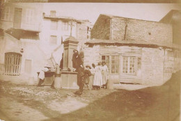 Chatel Guyon * 1898 * Place Et Fontaine Du Village * Villageois * Photo Ancienne 8.5x5.8cm - Châtel-Guyon