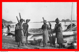 CPSM/pf   NIGER.  Femmes à La Préparation Du Repas Au Bord Du  Fleuve Niger, Barques De Pêcheurs..*3761 - Afrika