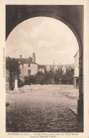 Dourdan * Vue Du Château Fort Prise Du Vieux Marché * Statue Buste De Regnard , Poète - Dourdan