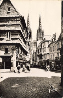 Quimper * La Rue Kéréon Et Les Vieilles Maisons * Les Flèches De La Cathédrale * Dressoir - Quimper