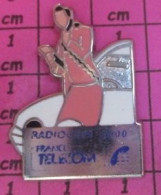 217 Pin's Pins / Beau Et Rare / FRANCE TELECOM / FEMME EN TAILLEUR ROSE RADIOCOM 2000 TELEPHONE DE VOITURE - France Télécom