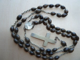 CHAPT-091 Chapelet Ancien,grains Marrons Forme Olive Sont Marrons,croix Et Médaille En Métal Jaune - Art Religieux