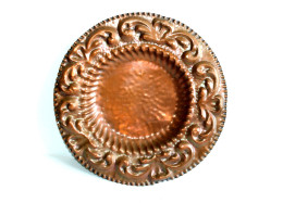 ANCIEN PLATEAU, ASSIETTE DECORATIVE En CUIVRE MARTELÉ FAIT MAIN ARTISANAL D:29cm / ART DECORATIF / DE LA TABLE (0507.19) - Coppers