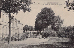 CPA - 36 - CHATEAUROUX - Le Palais De Justice Et Le Square - Groupe D'enfants - Chateauroux