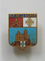 Très Belle Epingle / Blason  En Métal émaillé N.D De La Garde **** EN ACHAT IMMEDIAT **** - Souvenirs