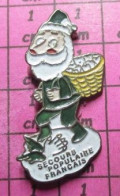 517 Pin's Pins / Beau Et Rare / NOEL / PERE NOEL VERT SECOURS POPULAIRE - Navidad