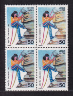 SPORTS- ROCK CLIMBING- CHILDRENS' DAY- INDIA-1986- BLOCK OF 4- ERROR-DRY PRINT- TOP RIGHT STAMP-MNH-IS-51 - Variedades Y Curiosidades
