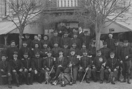 Carte-Photo De Militaires - Au Centre Une Autorité Civile - Uniformes