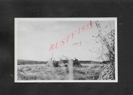 ANCIENNE PHOTO TYPE CARTE PHOTO AGRICULTURE ANCIEN TRACTEUR & PERSONNAGE ÉTÉ 1941 À GONDECOURT : - Tracteurs