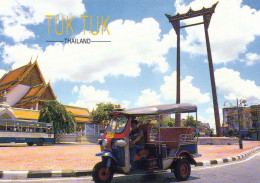 1 AK Thaïland * Tuk Tuk Am Tempel Wat Suthat And The Giant Swing - Die Schaukel - Ein Wahrzeichen Von Bangkok 1784 Erb. - Thaïlande