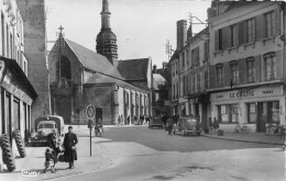 02-VILLERS-COTTERETS- CARREFOUR PARIS-SOISSONS ET L'EGLISE - Villers Cotterets