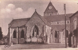 St Sauveur Le Vicomte * Place * L'église , Côté Nord Et Le Monument Aux Morts - Saint Sauveur Le Vicomte