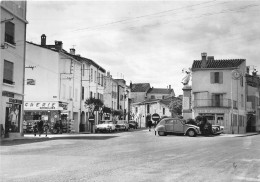 66-LE-BOULOU- LA PLACE DE LA VICTOIRE ET LE MONUMENT AUX MORTS - Andere & Zonder Classificatie