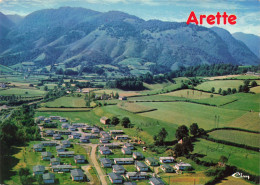 Arette * Vue Aérienne Sur Les Chalets Au Pied Des Pyrénées - Autres & Non Classés