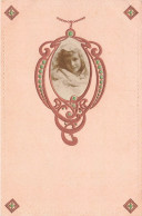 Jugendstil * CPA Illustrateur Art Nouveau Gaufrée Embossed Début 1900 * Enfant Fillette Médaillon * Bijoux émeraude ? - Avant 1900