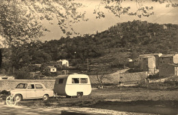 Automobile Ancienne De PEUGEOT 403 Peugeot Et Caravane * Carte Photo à Situer ! Sud France * Caravaning Auto Voiture - Passenger Cars