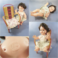 ° POUPEE POLYPLEX SUR SA CHAISE EN ROTIN + Poupon Jouet - Dolls