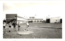 SPORT AU COLLEGE .. LANCER DU POIDS  ( Trait Blanc Pas Sur Original ) - Athlétisme