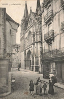 Vannes * Rue Et La Cathédrale * Commerces Magasins - Vannes