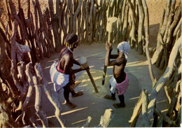 MOÇAMBIQUE - Mulheres Hingas Pilando Cereal - Mozambique