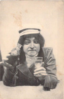 FANTAISIE - Femme Au Chapeau Se Sert Un Verre De Vin - Carte Postale Ancienne - Femmes