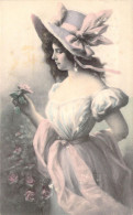 FANTAISIE - Femme Au Chapeau Et Fleurs - Illustration Non Signée - Carte Postale Ancienne - Frauen