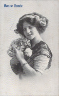 FANTAISIE - Femme Au Bandeau Dans Les Cheveux Et Fleurs - Bonne Année - Carte Postale Ancienne - Femmes