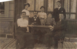 CARTE PHOTO - Famille Rassemblée Autour D'une Table - Verres - Rue - Auberge - Animé - Carte Postale Ancienne - Fotografie