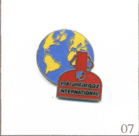 Pin's Energie - Gaz / Bonbonne “Primagaz“ Avec Mappemonde. Non Est. EGF. T957-07 - EDF GDF