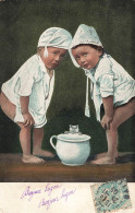 Enfants Et Chat Sur Un Pot De Chambre * CPA 1905 * Bébé Tenue De Nuit Mode * Cat Katze - Autres & Non Classés