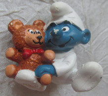 Schleich 1984 - Bébé Schtroumpf Assis Avec Un Nounours - Smurfen