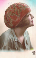 FANTAISIE - Femme Avec Un Bonnet Rouge - Profil - Sourire - Carte Postale Ancienne - Frauen