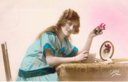 FANTAISIE - Femme Avec Une Robe Bleue Assise à Une Table - Carte Postale Ancienne - Femmes