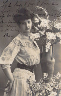 FANTAISIE - Femme En Robe Dentelée Avec Un Vase De Fleurs - Carte Postale Ancienne - Women