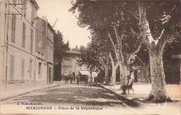 Marignane * La Place De La République * Bar Débit De Tabac Tabacs - Marignane