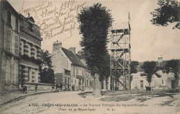 Crépy En Valois * La Place De La République Et Le Nouveau Portique Des Sapeurs Pompiers - Crepy En Valois