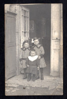 Généalogie - Carte-Photo De 3 Enfants - 3 Fillettes à La Porte De La Maison En Belles Tenues Et Noeuds Dans Les Cheveux - Genealogia