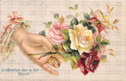 FLEURS - Illustration Non Signée - Roses Tenues Dans Une Main De Femme - Carte Postale Ancienne - Flores