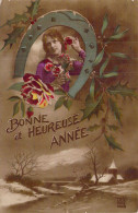 FLEURS - Illustration Non Signée - Roses - Fer à Cheval Et Femme - Bonne Année - Carte Postale Ancienne - Fleurs