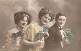 FLEURS - Groupe De Femmes Et Homme - Trèfle - Bonne Année - Carte Postale Ancienne - Flowers