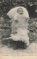 Mirebeau En Poitou * Un Bébé Dans Sa Cabourniote * Enfant - Mirebeau