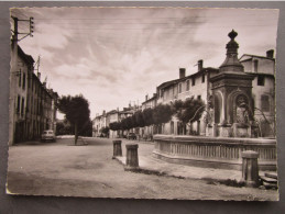 CP 63 Puy De Dôme MARINGUES  - La Fontaine Et Le Boulevard Du Chery Voiture Simca Aronde, 2cv Citroën  Timbrée 1961 - Maringues